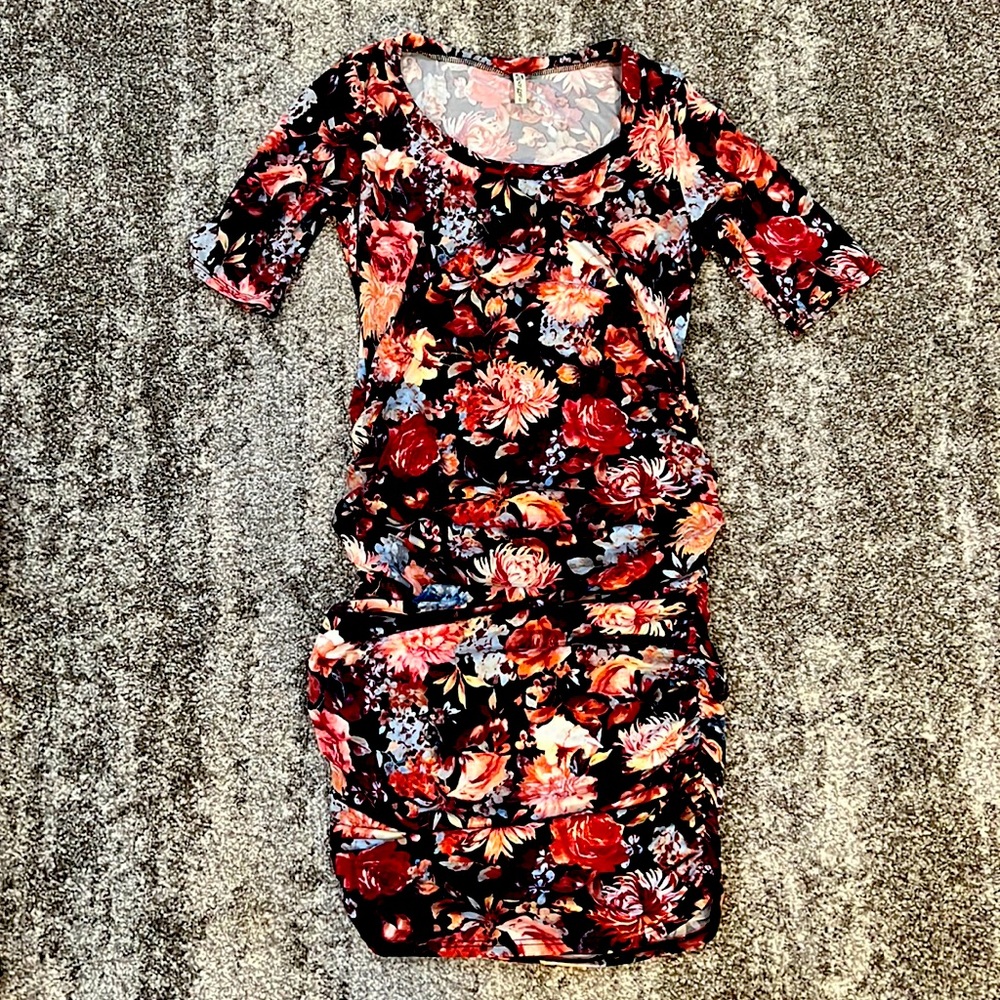 Maternity Dress - Fitted with side Ruching - Size Medium - Black w/ Floral Prt